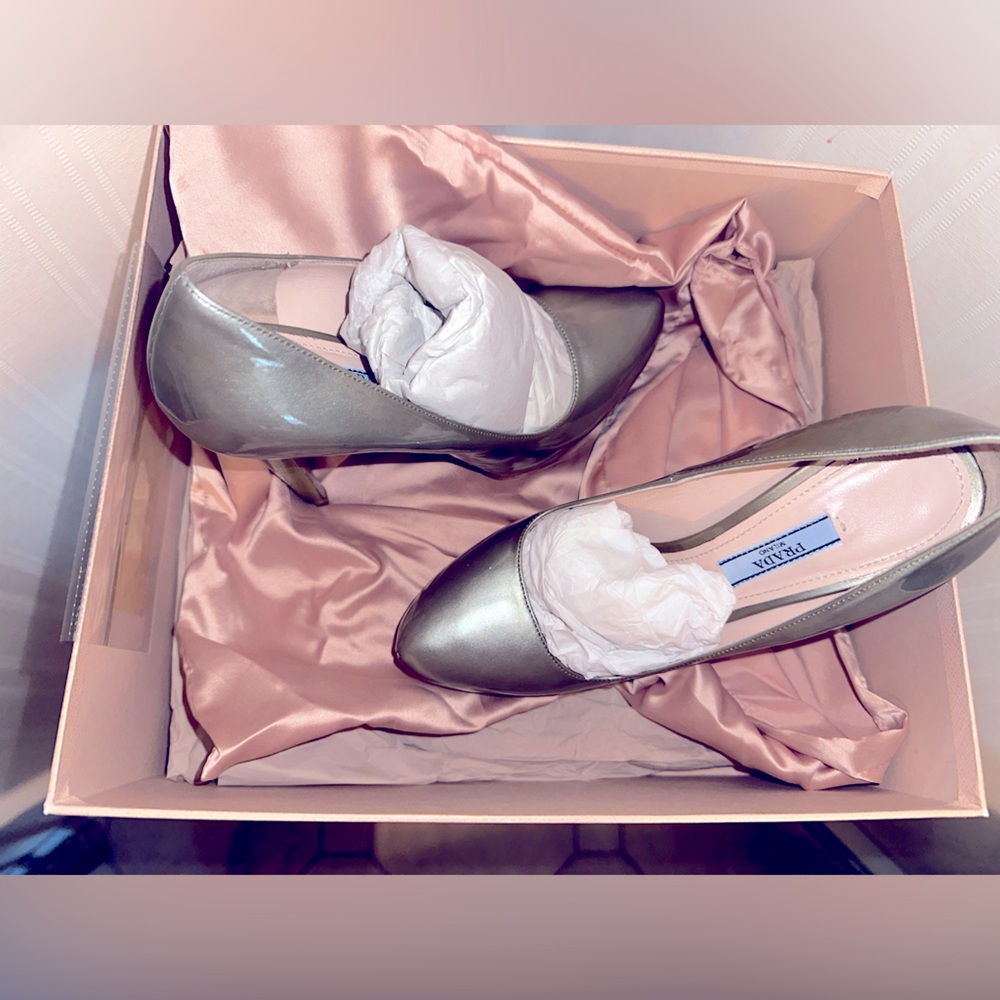 💃 $800 Prada Patent Leather Grey Pearl Platform Pumps Luxurious & Chic | Sz 37 - Picture 2 of 11